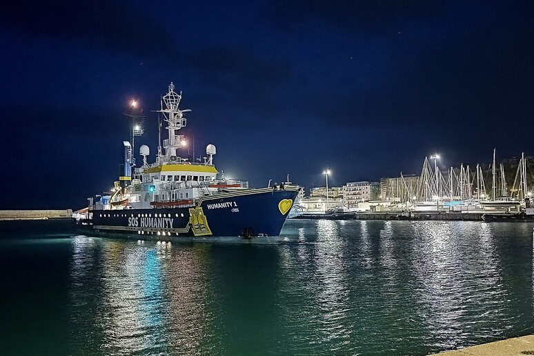 Per la nave Humanity fermo amministrativo per 20 giorni a Crotone