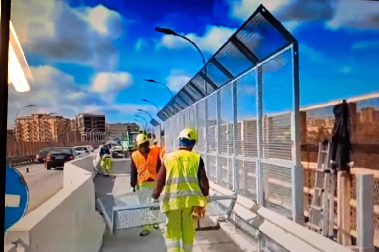 Catanzaro, installate le reti anti-scavalco sul viadotto Morandi per evitare i suicidi (VIDEO)