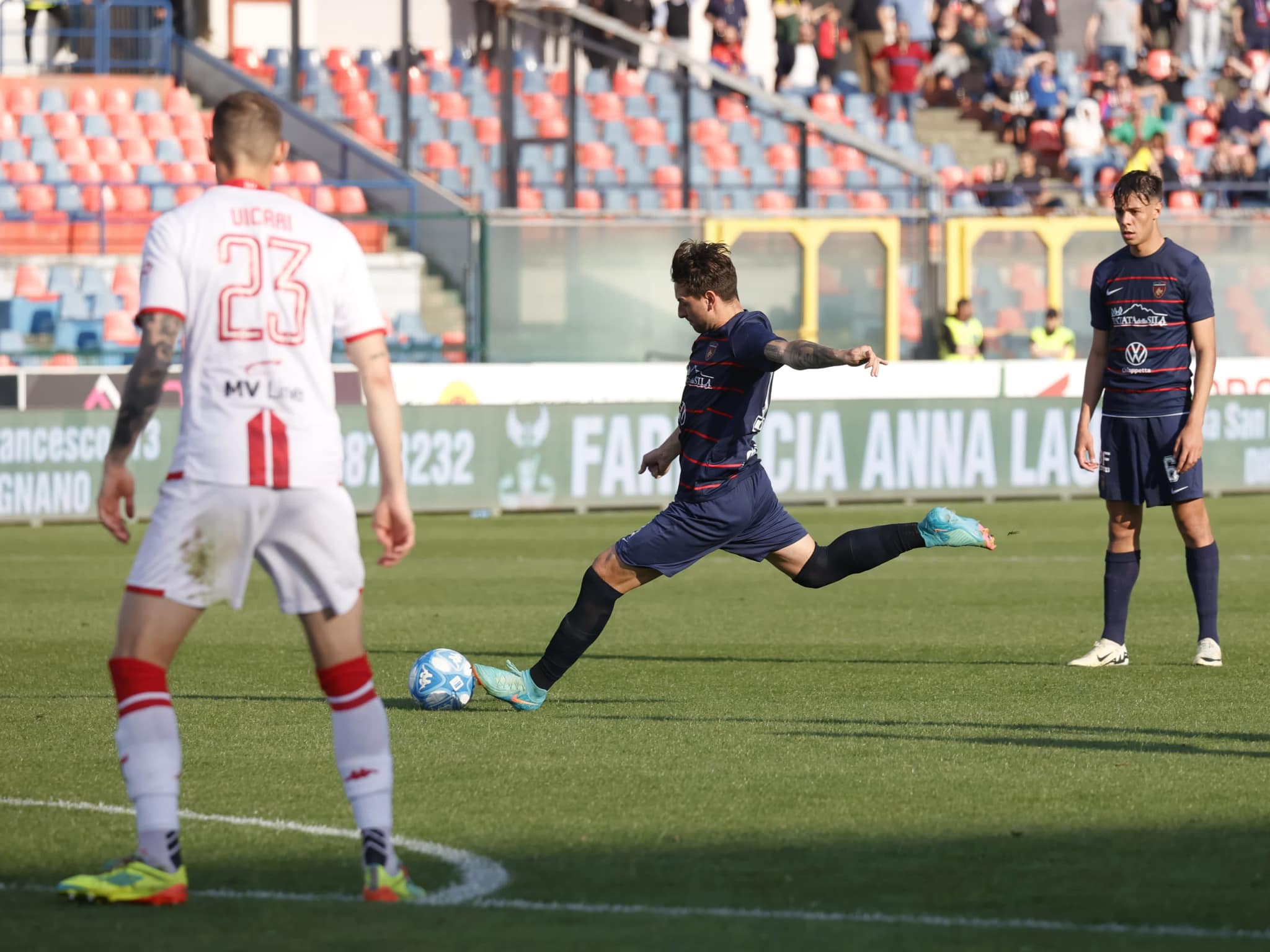 Calcio serie B, valanga Cosenza sul Bari: nuova goleada e salvezza piu’ vicina (4-1)