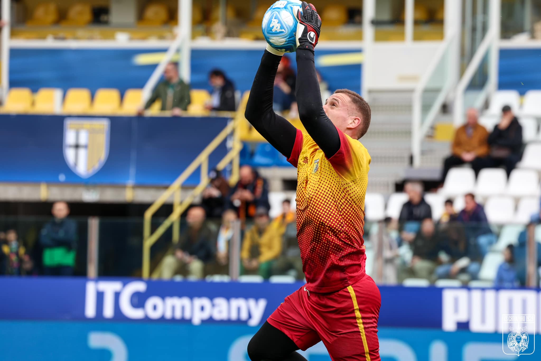 Calcio serie B, Pasquetta memorabile per il travolgente Catanzaro che spezza l’imbattibilità interna del Parma (0-2), espugnato per la prima volta il Tardini. Cosenza ribaltato dal Brescia (1-2)