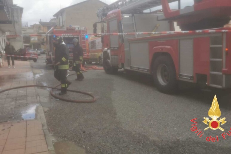 Spezzano Albanese, incendio in un magazzino: tratti in salvo gli occupanti dell’abitazione