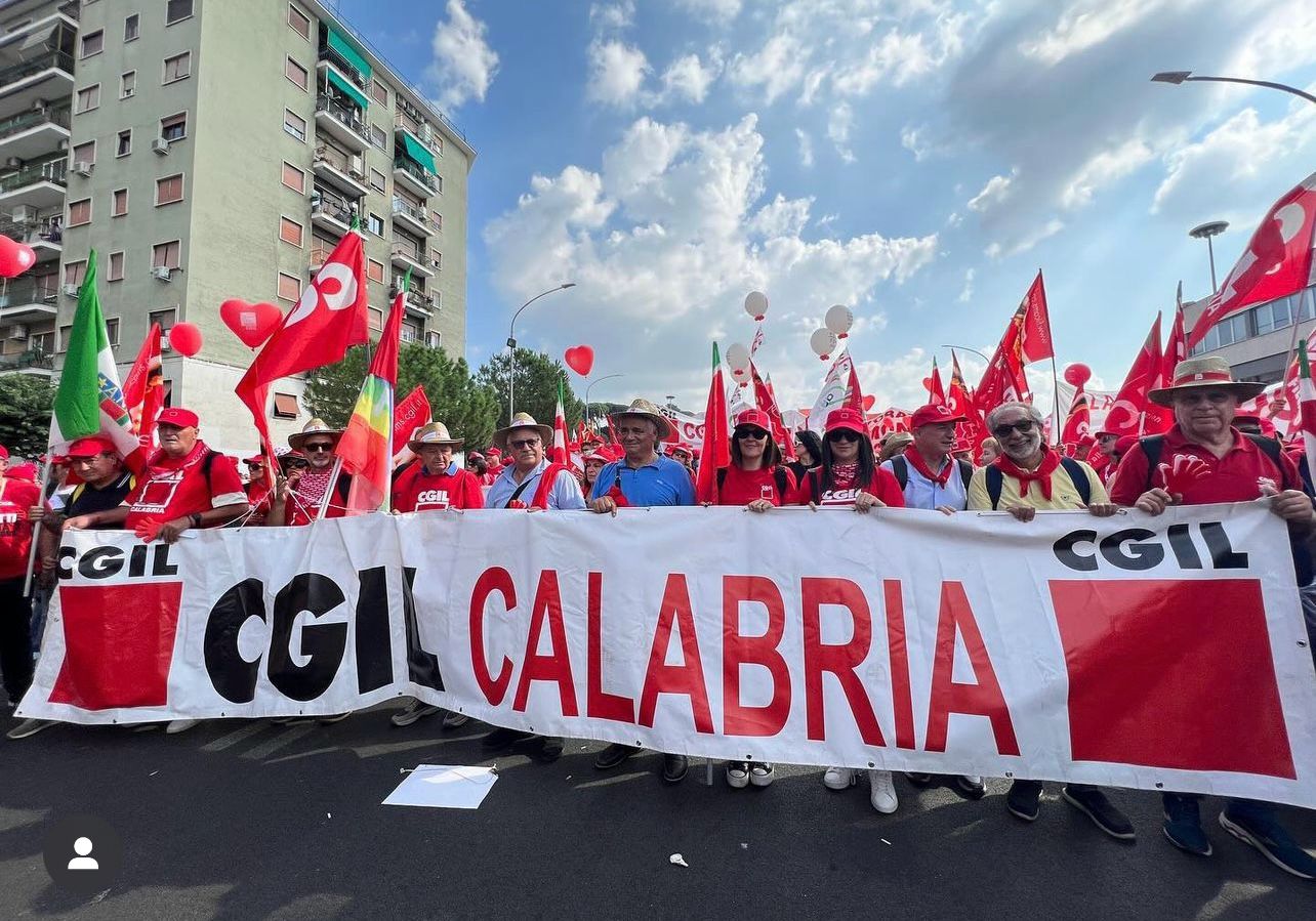 Cgil Calabria in partenza per la manifestazione di Roma, sul palco una tirocinante calabrese