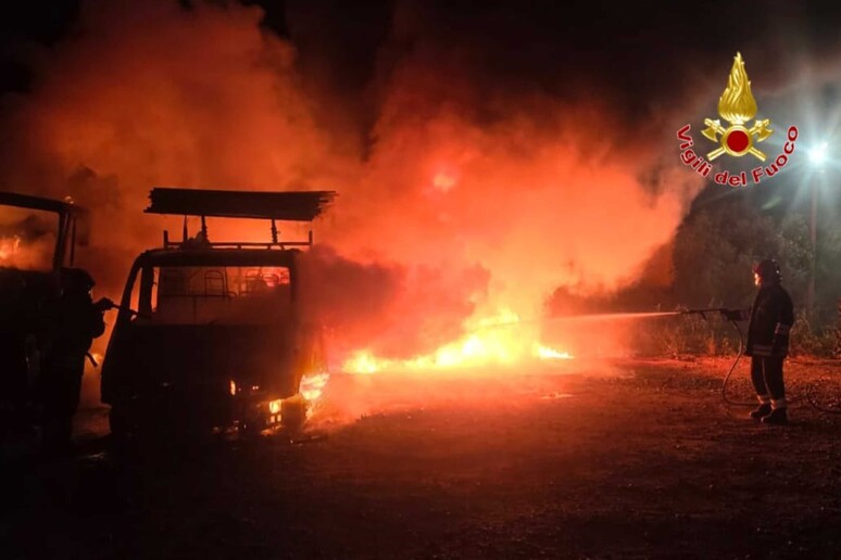 Isola Capo Rizzuto, in fiamme mezzi meccanici di un’azienda: indagini dei carabinieri