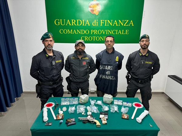 Isola Capo Rizzuto, in casa 3 chilogrammi di droga: due arresti