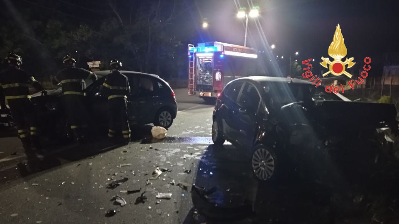 Catanzaro, tragico scontro tra due vetture a viale Magna Graecia: muore una giovane, un ferito