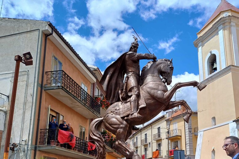 Inaugurata a San Basile la statua equestre dell’eroe albanese Scanderbeg