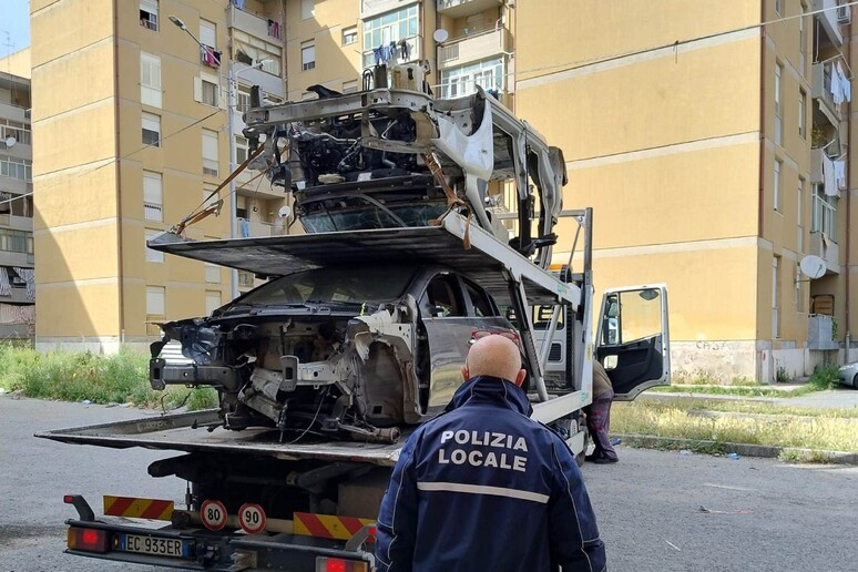 Catanzaro, rimosse dalla Polizia locale sedici auto e una moto abbandonate