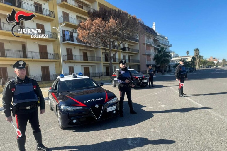 Cariati, caccia moglie e figli e si barrica in casa: quarantenne brasileiro arrestato dai carabinieri