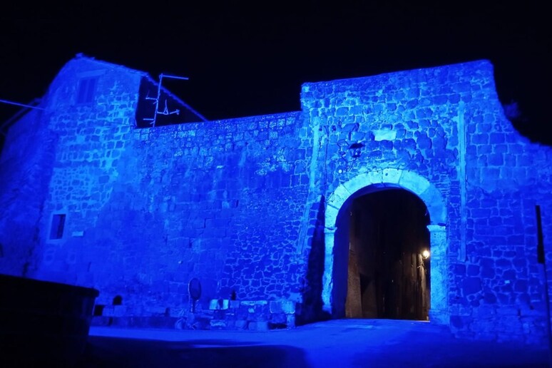 Il borgo di Gerace illuminata di blu per la Giornata dell’Europa