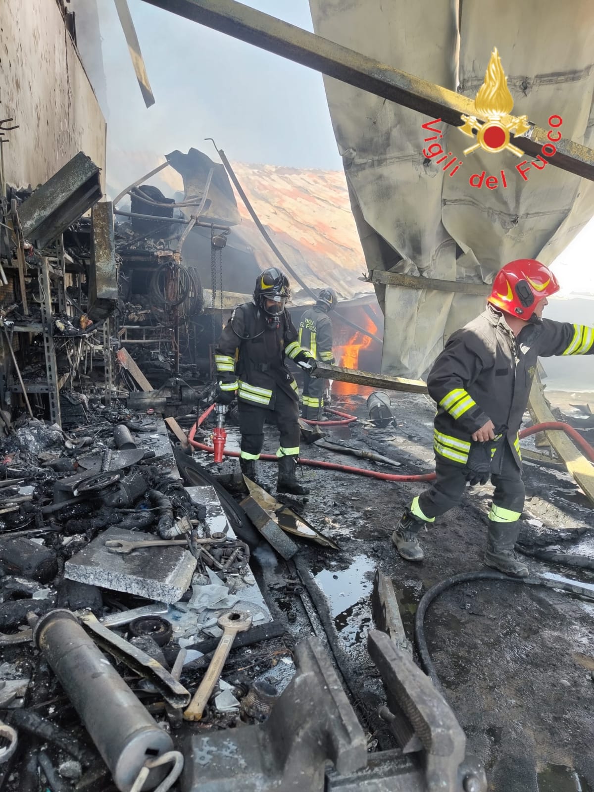 Incendio in un capannone agricolo a Petilia Policastro