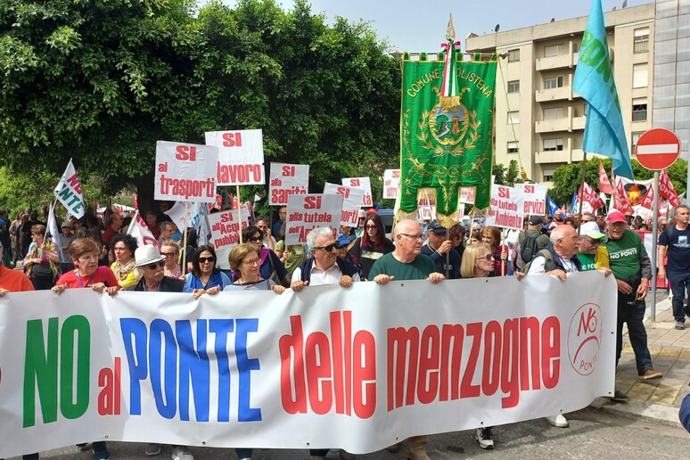 In migliaia alla manifestazione No Ponte a Villa San Giovanni