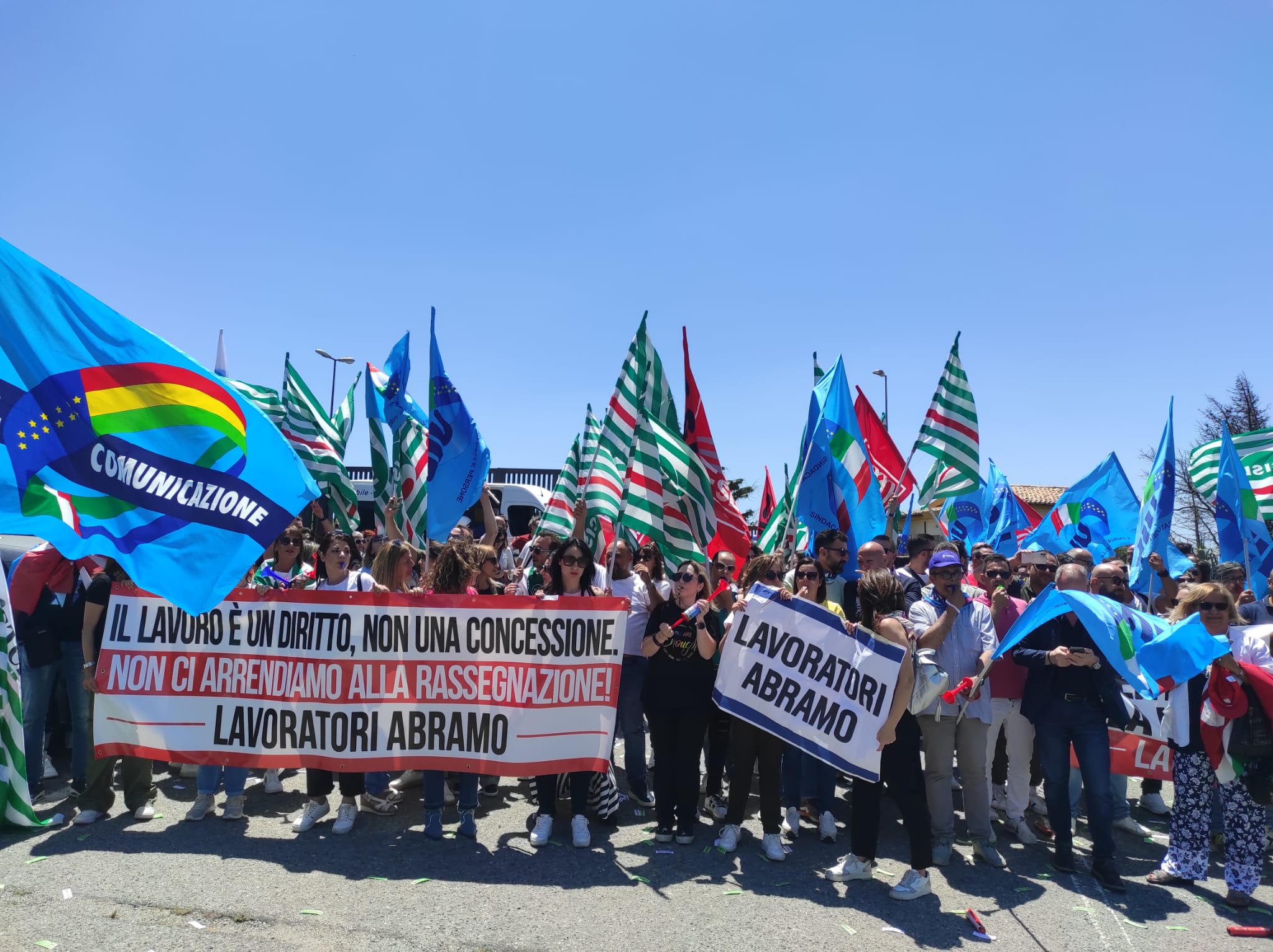 Catanzaro, manifestazione dei lavoratori Abramo Customer Care contro i licenziamenti: a rischio 1000 posti in Calabria (VIDEO)