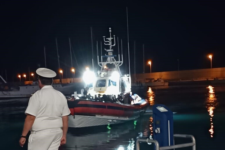 Sbarco nel porto di Roccella Ionica, arrivati 71 migranti