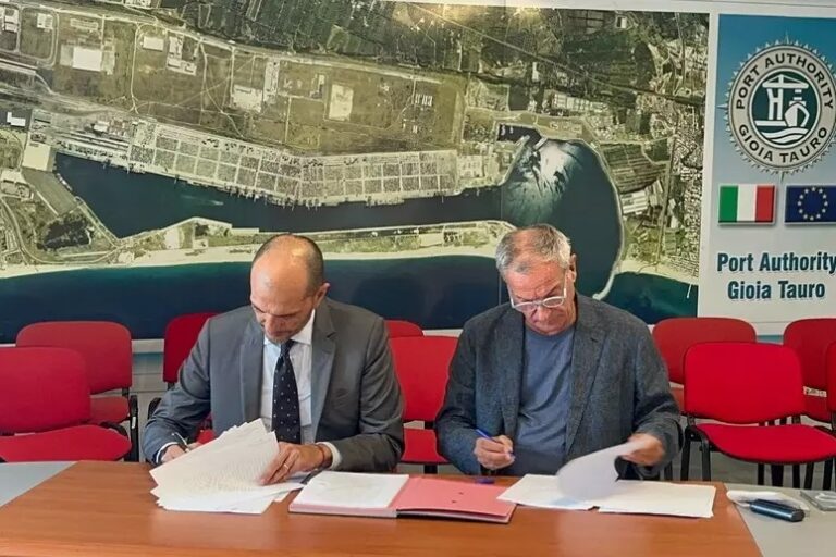 Firma concessione raccordo ferroviario Porto Gioia Tauro - Agostinelli e Marta