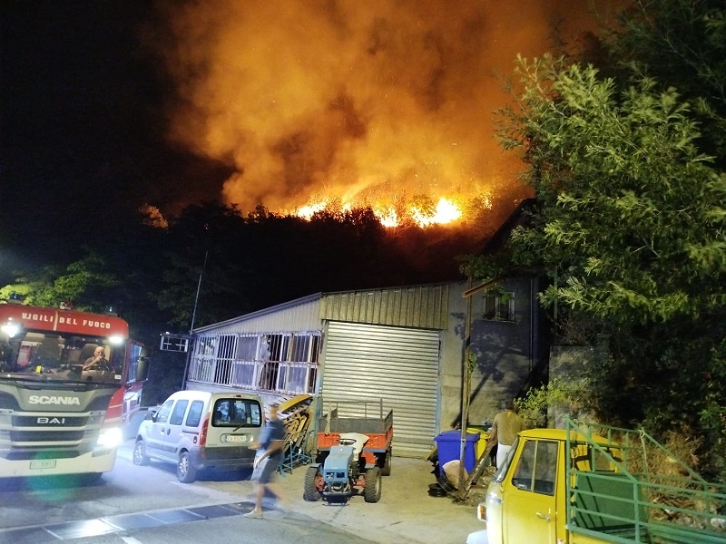 Gimigliano, notte di paura per gli abitanti a causa di un vastissimo incendio durato più di 30 ore