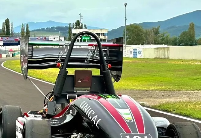 Odysseia, la vettura elettrica progettata dagli studenti Unical ha esordito nella Formula Sae Italy 2024