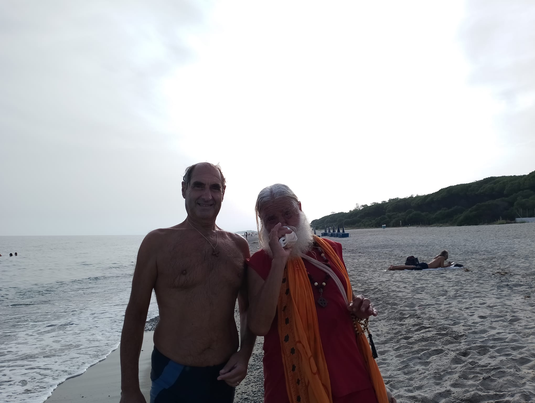 Il santone solitario Sri Swami Atmananda dalla foresta di Cerva arriva sulle rive del mar Jonio. Bagnanti settembrini incuriositi e affascinati