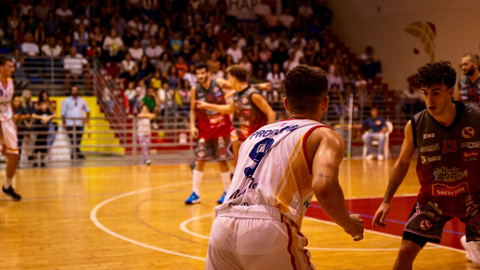 Basket Academy Catanzaro poco brillante, Angri passa largamente 88 a 57 trascinato dal ciclone Martinez (42 punti)