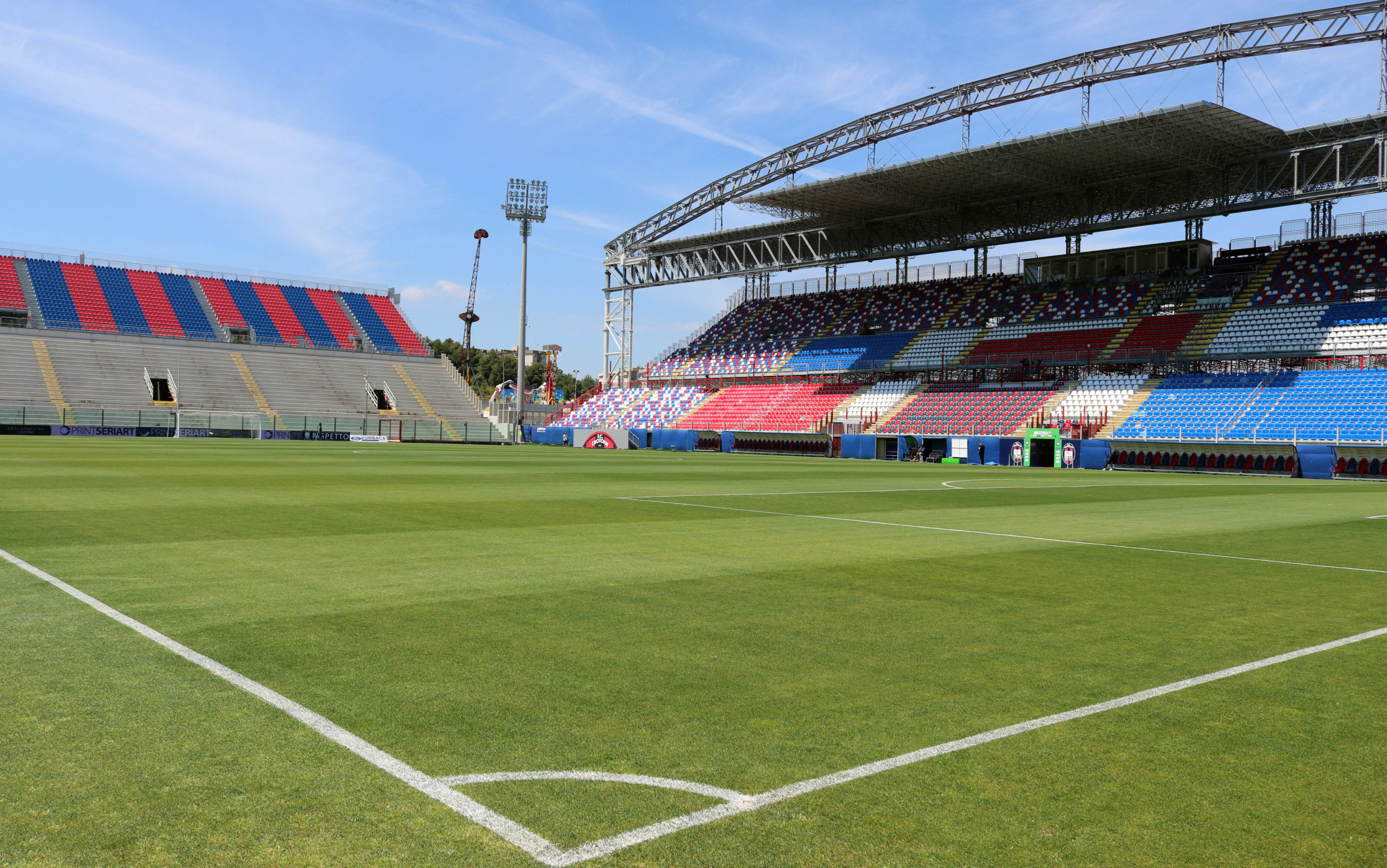 Calcio, ennesimo disastro e umiliazione Crotone, l’Avellino passeggia allo Scida e demolisce i rossoblu’ (0-4). Anche questo campionato è un incubo, trema la panchina di Longo