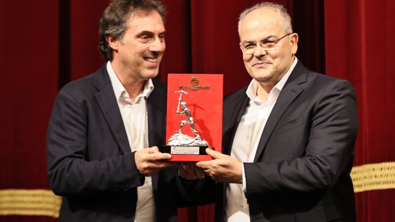 Affidato esalta i simboli della Calabria, la scultura del “Cavatore d’Argento” realizzata per il Festival d’Autunno