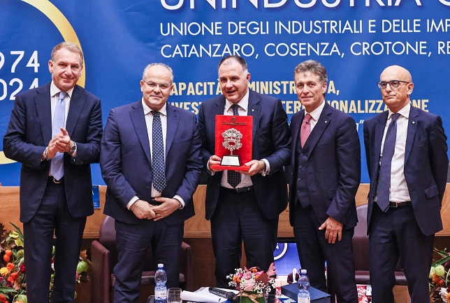 Cinquantenario di Unindustria Calabria, la Maschera d’Argento di Affidato al Presidente nazionale di Confindustria Emanuele Orsini