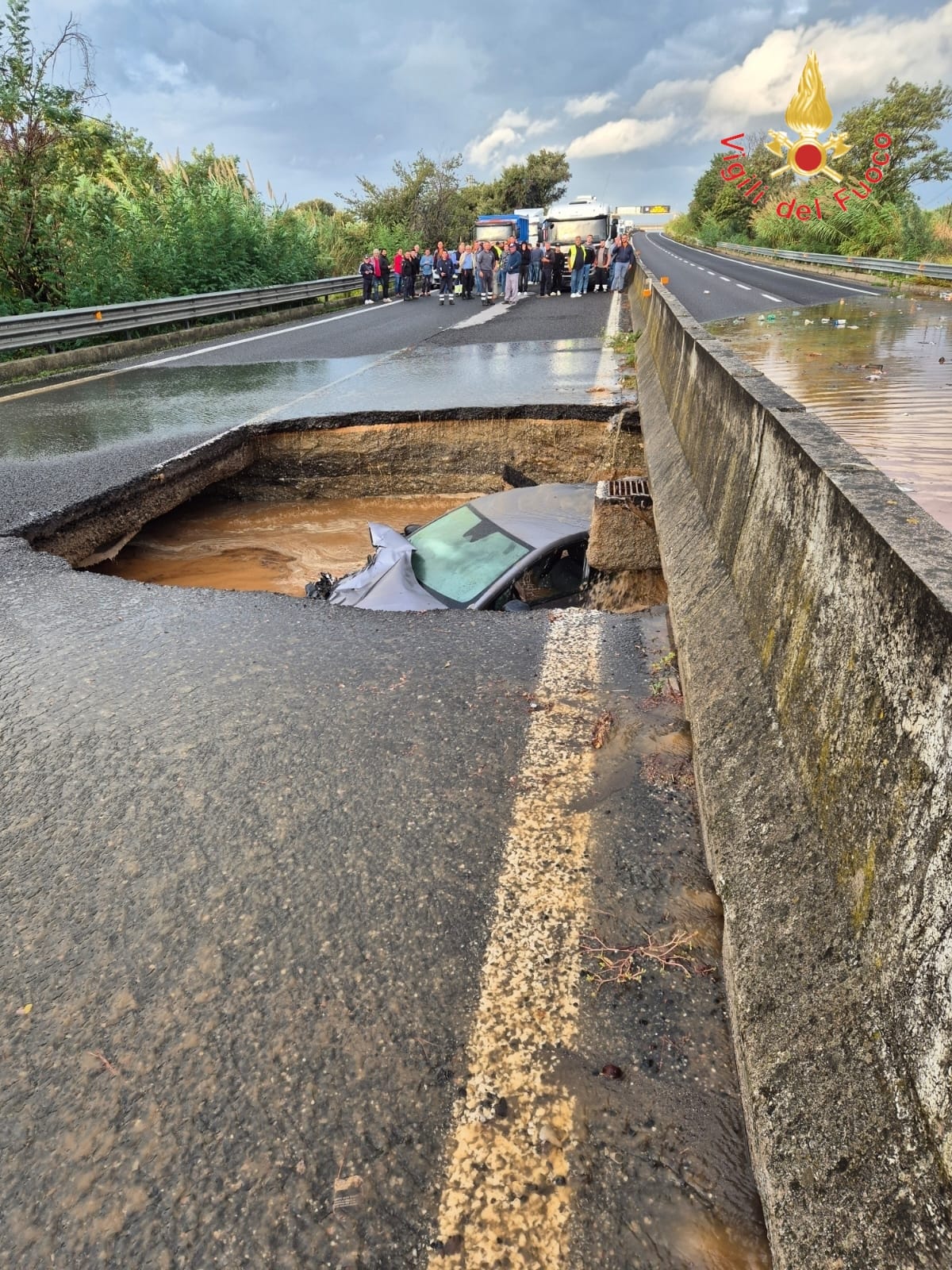 Maltempo, auto ingoiata da una voragine sulla SS 280 Catanzaro-Lamezia: è salvo il conducente (VIDEO)