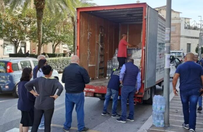 Emergenza acqua potabile nel centro storico di Catanzaro, distribuzione di acqua minerale ai residenti