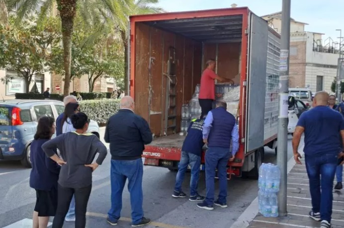 Emergenza acqua potabile nel centro storico di Catanzaro, distribuzione di acqua minerale ai residenti