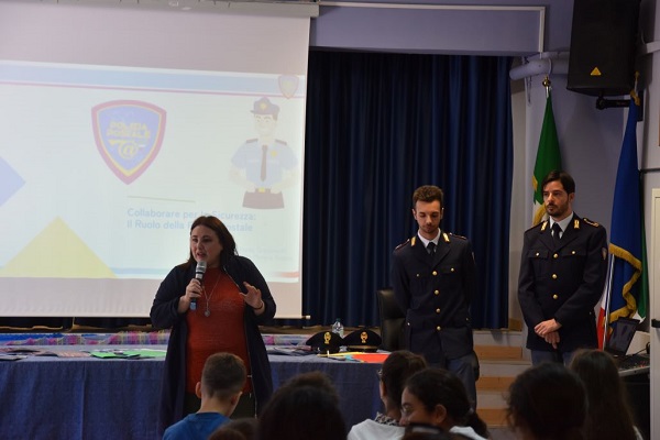 Catanzaro, incontro della polizia con studenti dell’Istituto Comprensivo “Casalinuovo” su bullismo e cyberbullismo