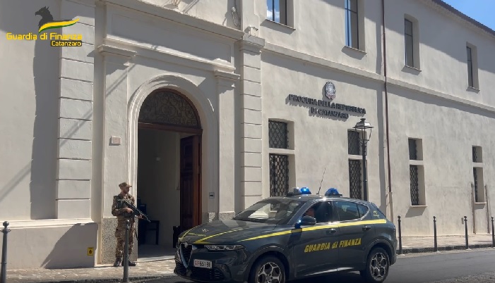 Catanzaro, arrestati un avvocato e il padre: “Tentavano di estorcere denaro a un malato”