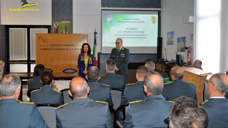 Cosenza, visita del prefetto Rosa Maria Padovano a Carabinieri e Guardia di finanza