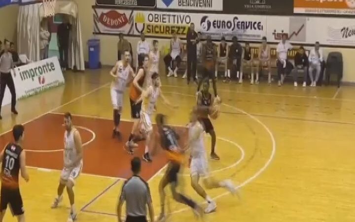 Basket, derby pazzesco: la Viola Reggio espugna Catanzaro con una rimonta da urlo (79-90). La consapevolezza della capolista, ma onore e applausi alla Academy