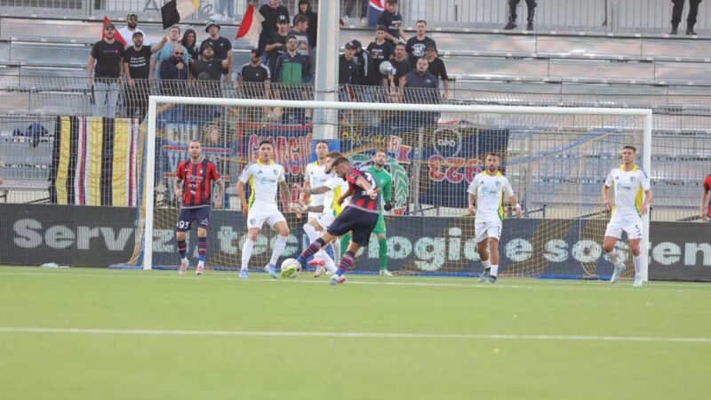 Calcio serie C, Crotone indenne anche a Cerignola (1-1): si allunga la striscia positiva