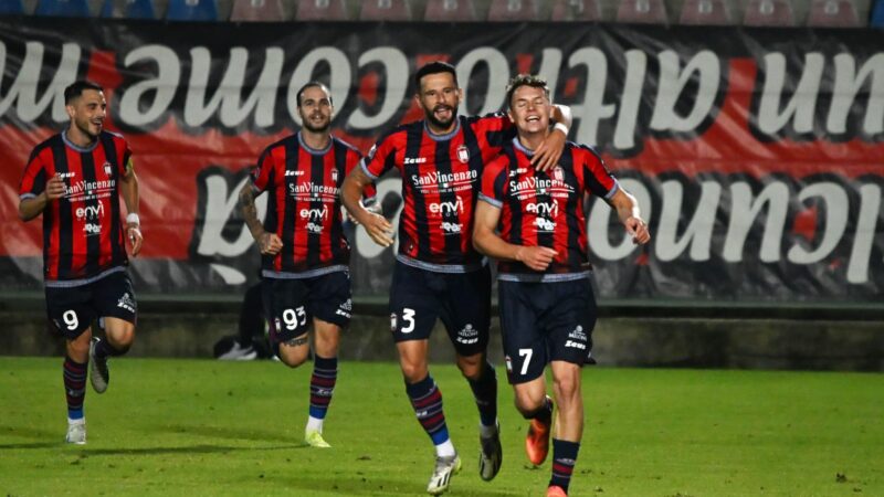 Calcio serie C, il Crotone stende anche il Catania (3-2) e prosegue il filotto