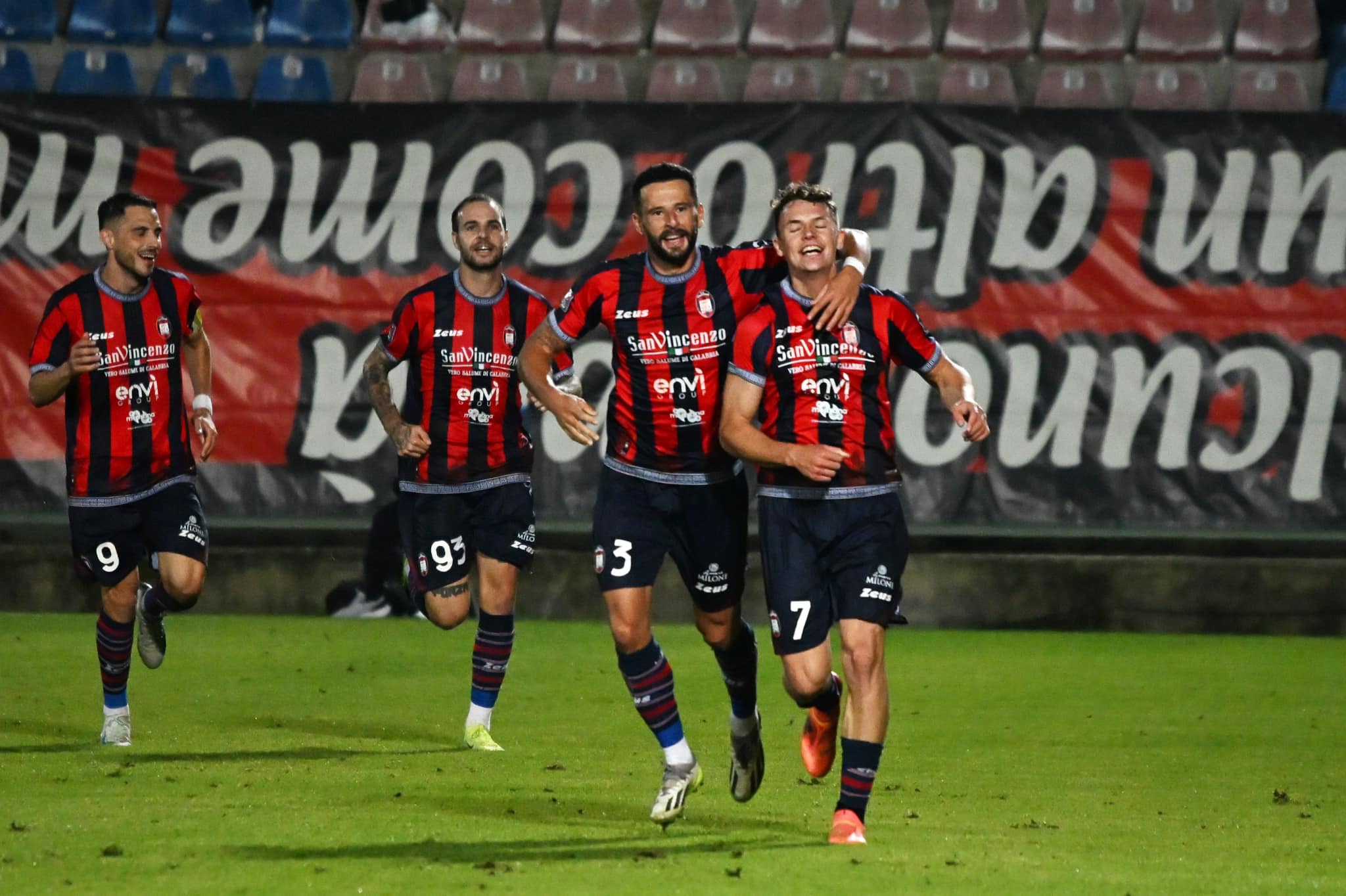 Calcio serie C, il Crotone stende anche il Catania (3-2) e prosegue il filotto