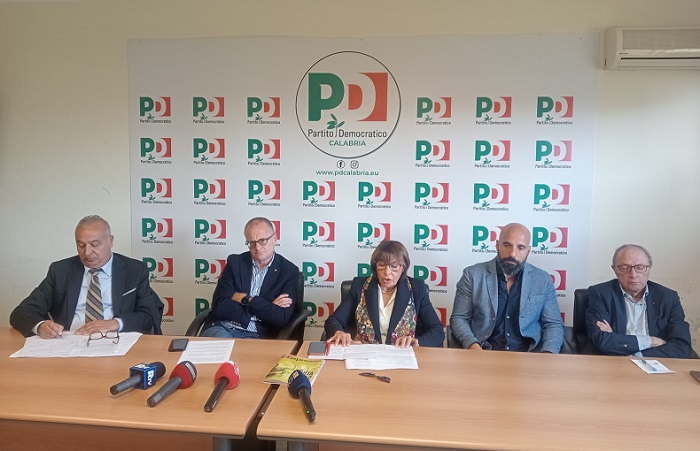 Gruppo Pd in Consiglio regionale: “Fare chiarezza sulle transazioni milionarie delle Asp di Cosenza, Reggio e Crotone”