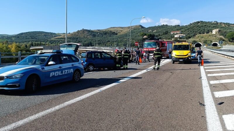 Incidente stradale sulla SS106var allo svincolo di Squillace, muore una giovane