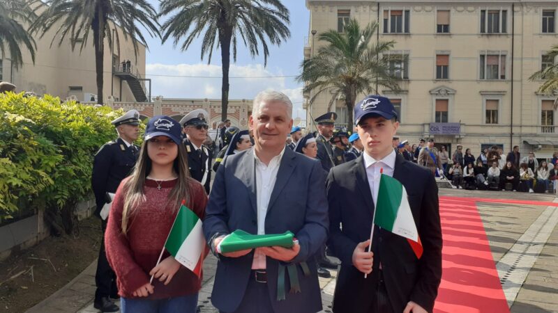 Catanzaro, consegnata all’ITTS “Scalfaro” la Bandiera Italiana in occasione della Festa dell’Unità Nazionale (FOTO)