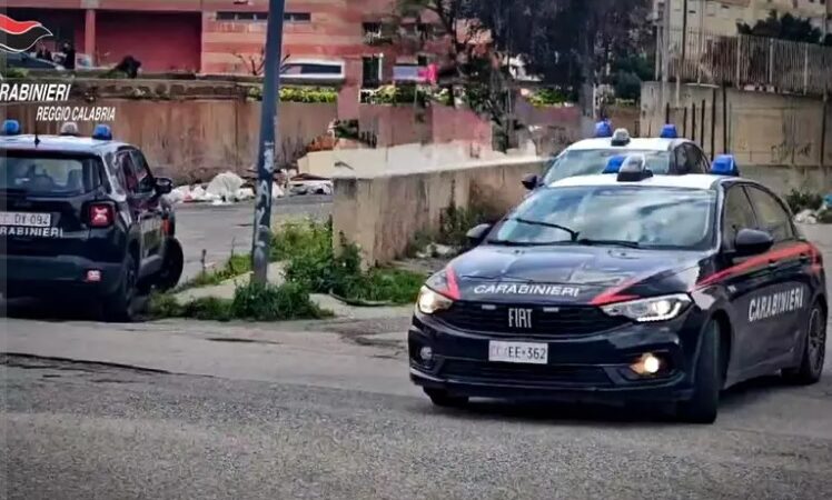 Reggio, trovati due fucili a canne mozze in un garage ad Arghillà: arrestato un ventenne