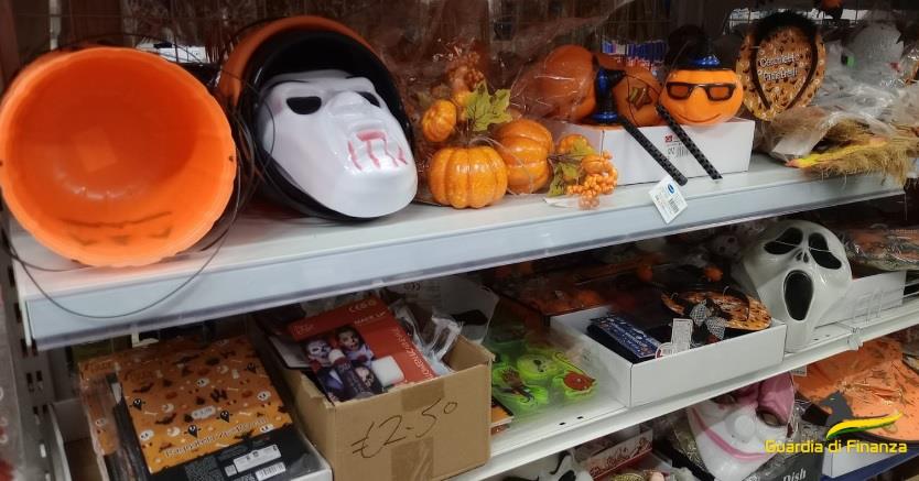 La Guardia di finanza di Cosenza sequestra 30.000 prodotti illegali durante le feste di Halloween e le fiere di Ognissanti