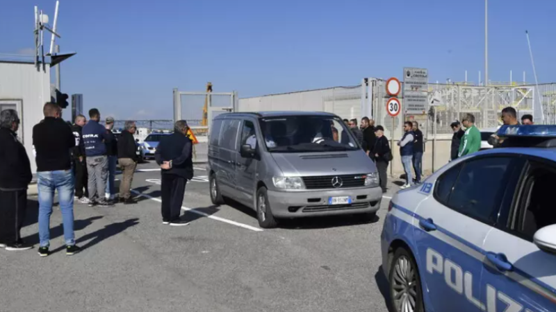 Crotone, un operaio muore nel porto: forse un malore