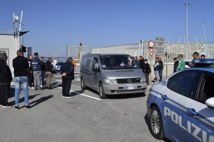 Crotone, un operaio muore nel porto: forse un malore